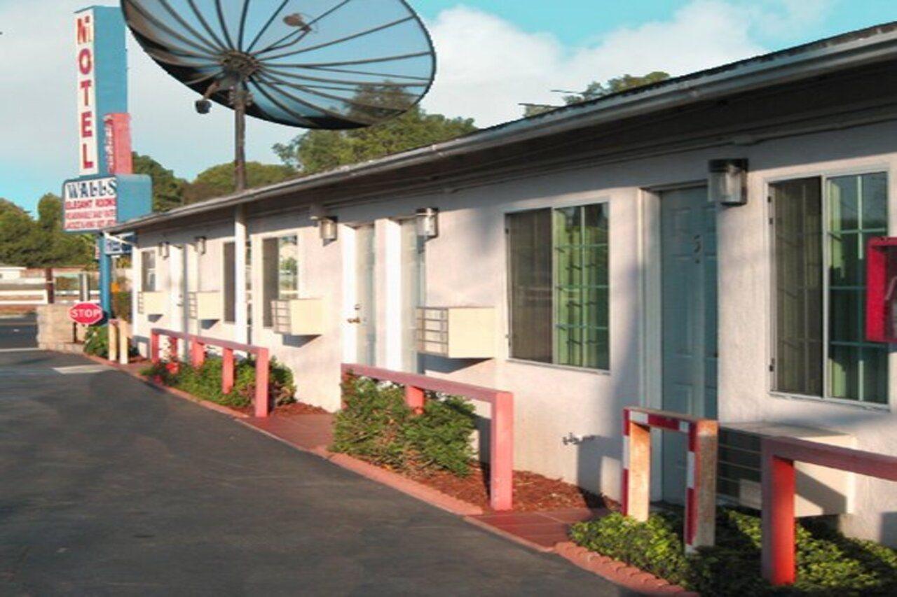 Walls Long Motel Long Beach